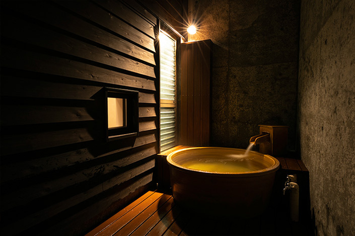 Shigaraki-ware open-air bath
