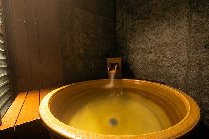Shigaraki-ware open-air bath